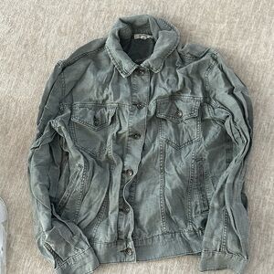 Grey 4 pocket lightweight shacket in size small.
